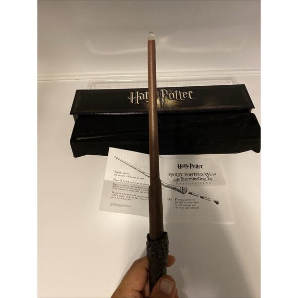 Harry Potter's Wand with Illuminating Tip and Case The Noble Collection - Works! - Picture 7 of 8